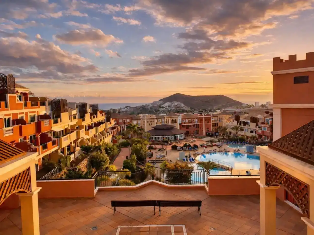 Vista exterior de Apartament en venda en Arona amb Aire condicionat, Piscina i Balcó