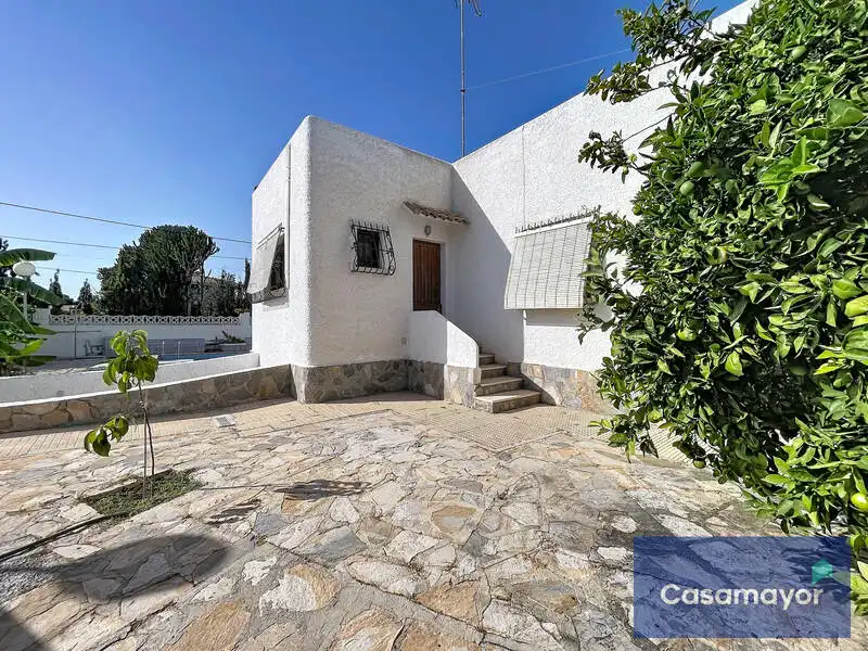 Vista exterior de Casa o xalet en venda en Sant Joan d'Alacant amb Aire condicionat, Jardí privat i Piscina