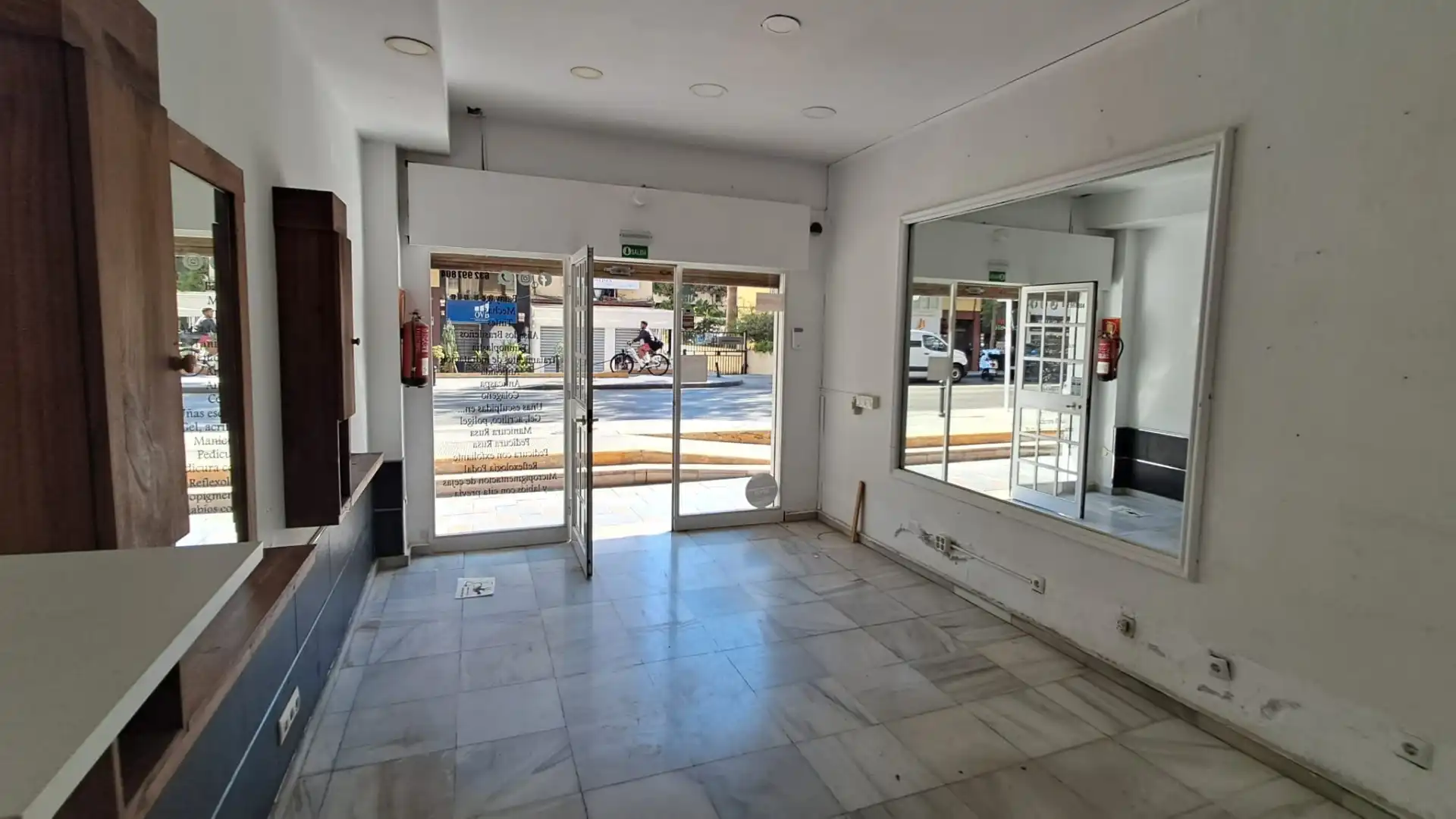 Commercial properties for sale in Fuengirola  with Air Conditioner and Alarm