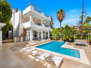 Casa amb balcó en venda a Nueva Andalucía
