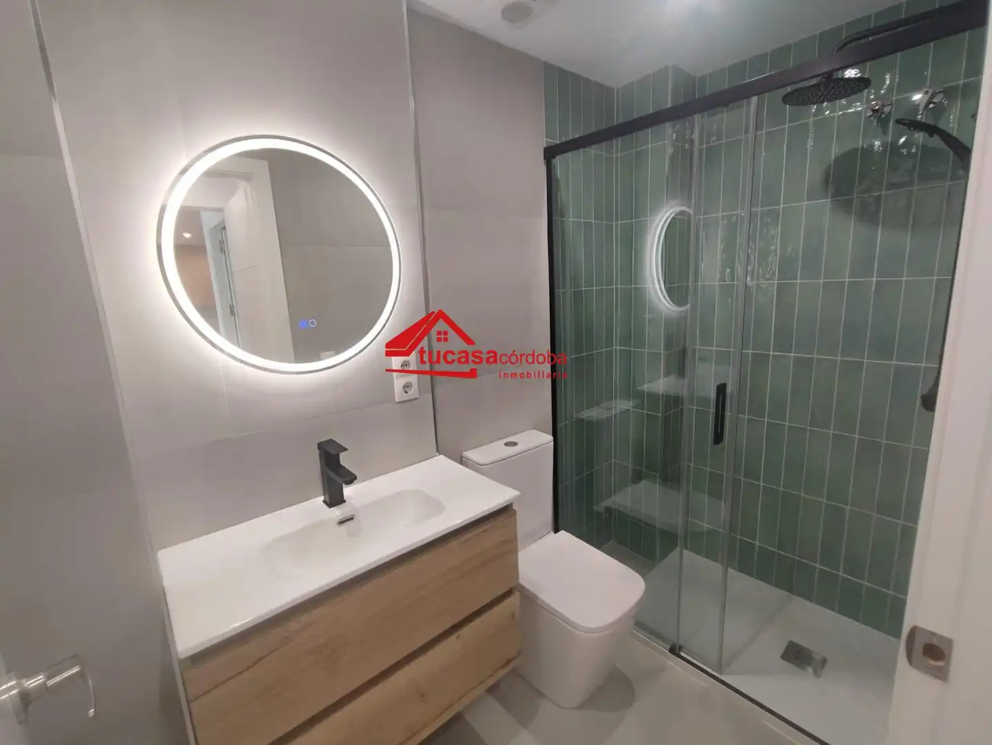 Bathroom of Flat for sale in Córdoba  with Air Conditioner and Parquet flooring