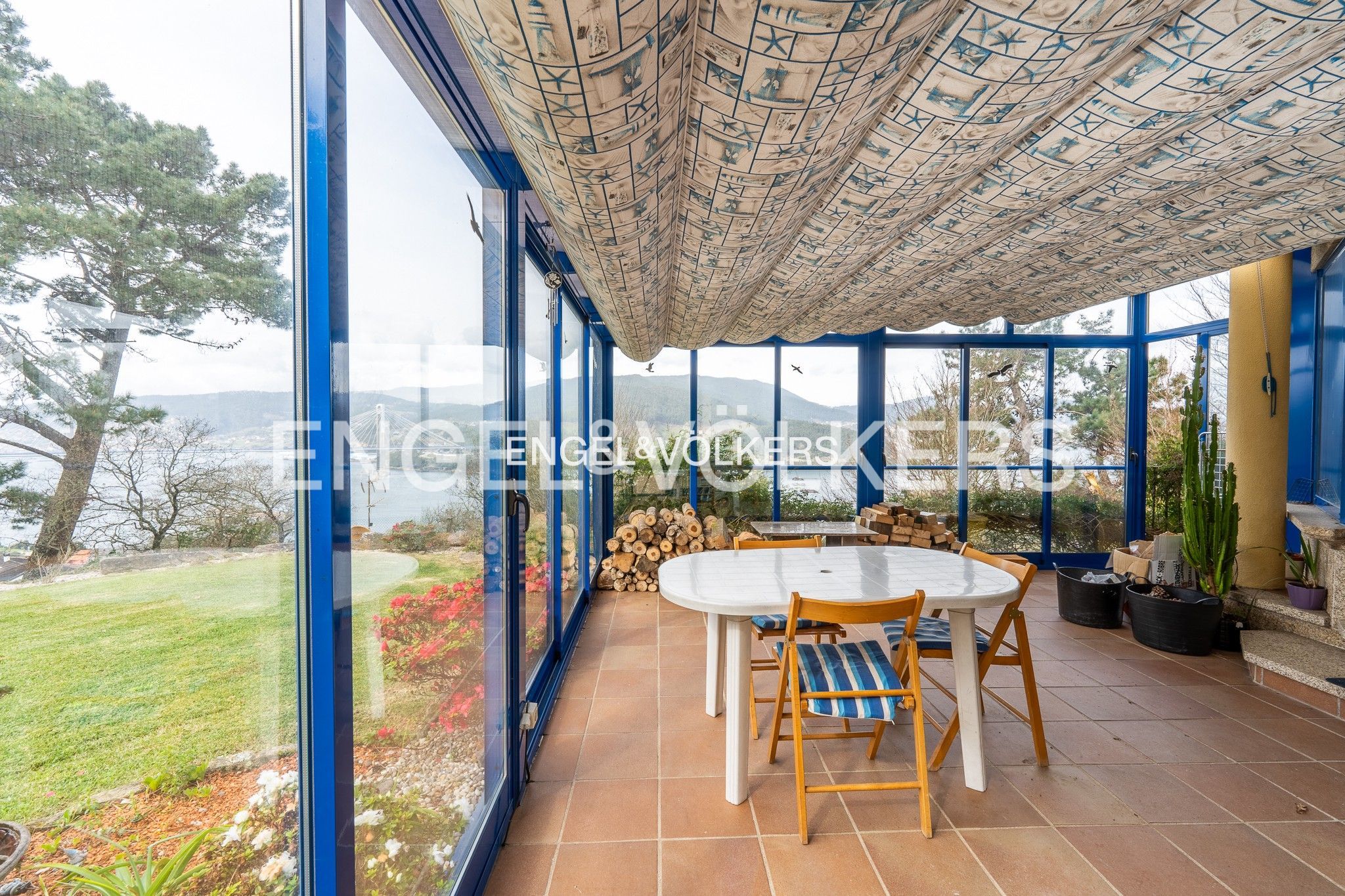 Terrassa de Casa o xalet en venda en Vigo  amb Calefacció, Jardí privat i Terrassa