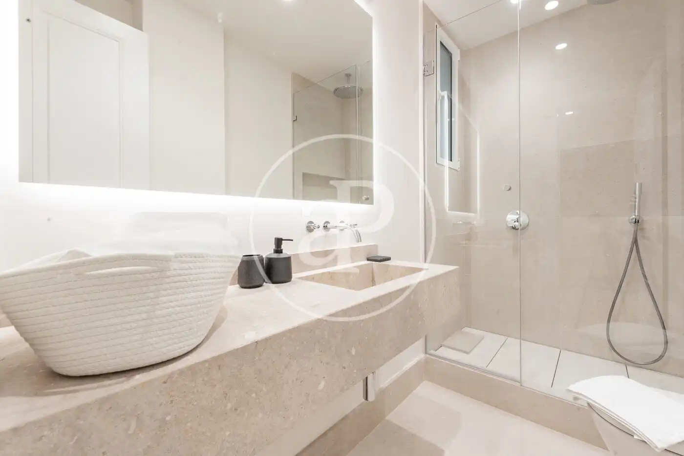 Badezimmer von Wohnung zum Verkauf in Madrid mit Klimaanlage, Heizung und Balkon