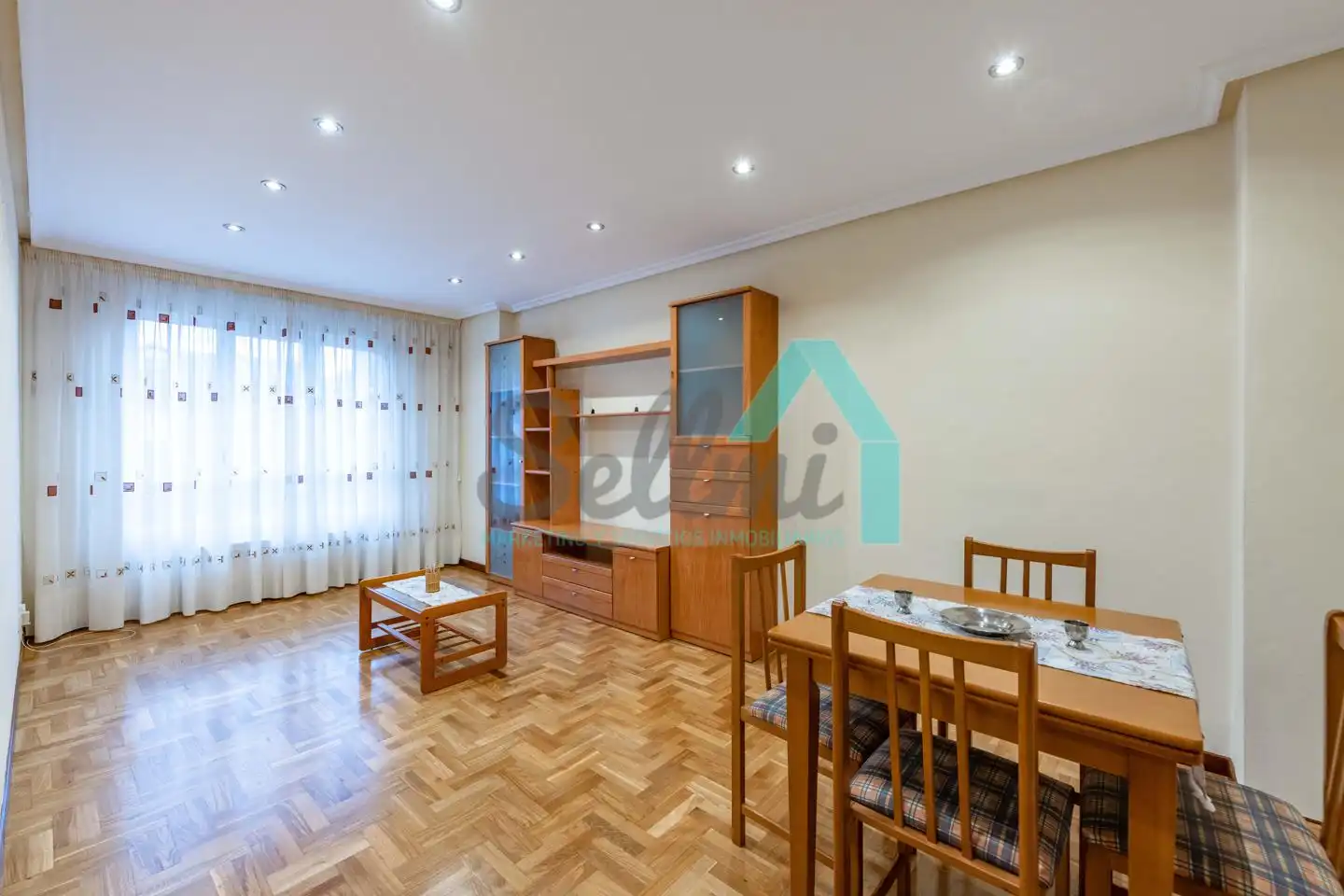 Schlafzimmer von Wohnung zur Miete in Oviedo  mit Heizung, Parkett und Möbliert