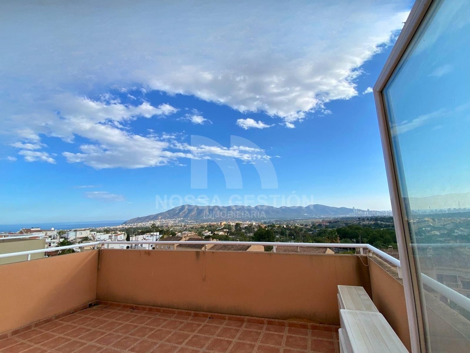 Vista exterior de Casa adosada en venda en L'Alfàs del Pi amb Aire condicionat, Calefacció i Jardí privat