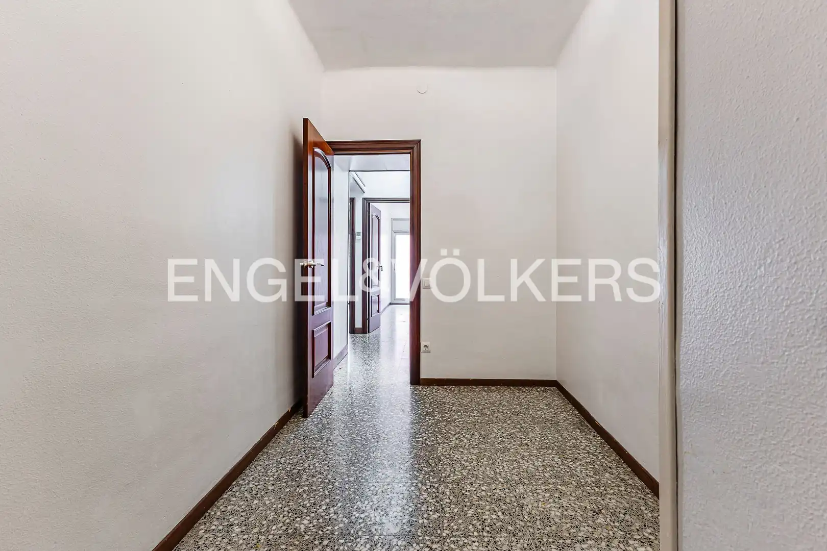 Wohnung zum Verkauf in Barcelona mit Klimaanlage, Heizung und Terrasse