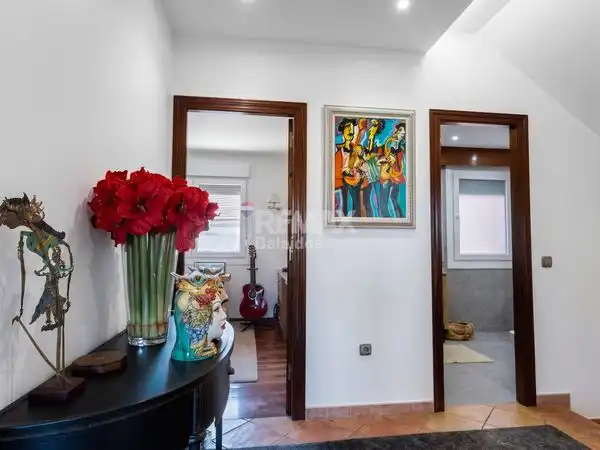 Casa adosada en venta en Vigo  con Calefacción, Jardín privado y Terraza