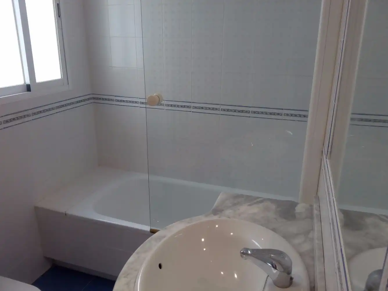 Baño de Piso de alquiler en Madrid con Calefacción, Parquet y Terraza