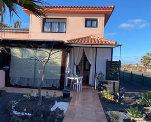 Vista exterior de Casa adosada en venda en La Oliva amb Terrassa