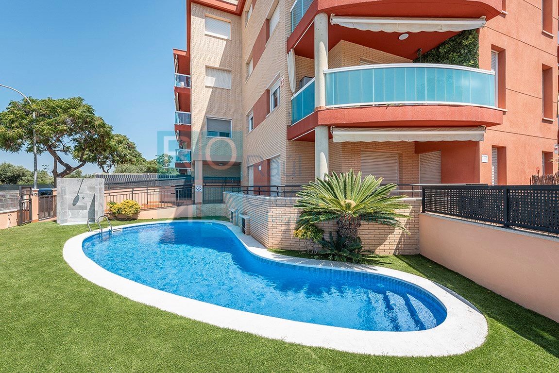 Piscina de Apartament en venda en Cambrils amb Aire condicionat, Calefacció i Terrassa