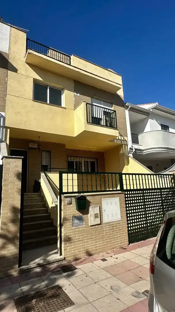 Vista exterior de Casa adosada en venda en Jaén amb Aire condicionat i Balcó