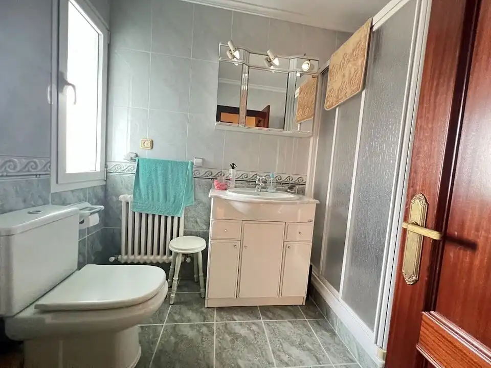 Badezimmer von Wohnung zum Verkauf in Siero mit Heizung und Terrasse