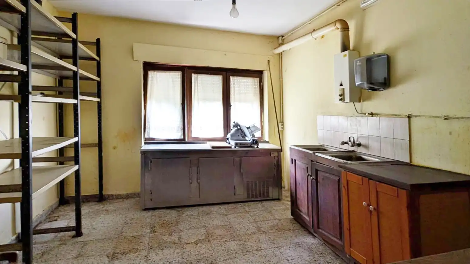 Cuina de Casa o xalet en venda en Cabuérniga amb Jardí privat