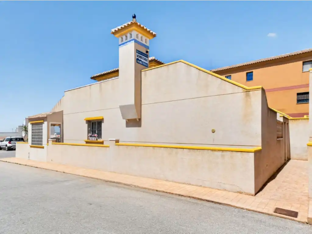 Vista exterior de Casa adosada en venda en Torrevieja amb Aire condicionat, Moblat i Forn