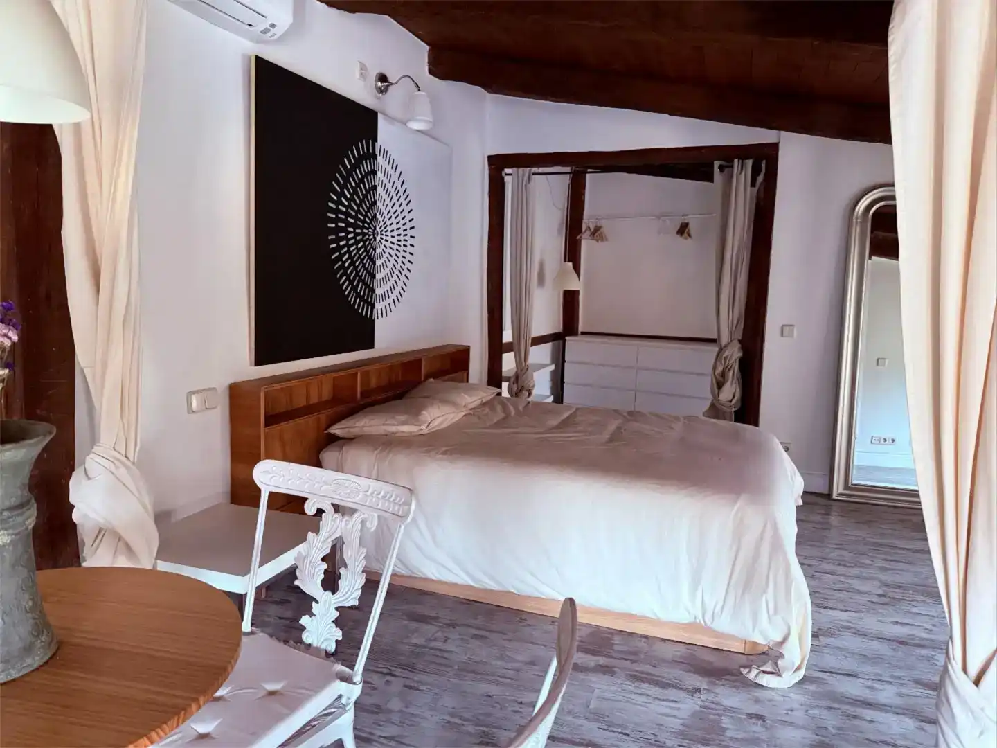 Schlafzimmer von Dachboden zur Miete in Madrid mit Klimaanlage und Möbliert