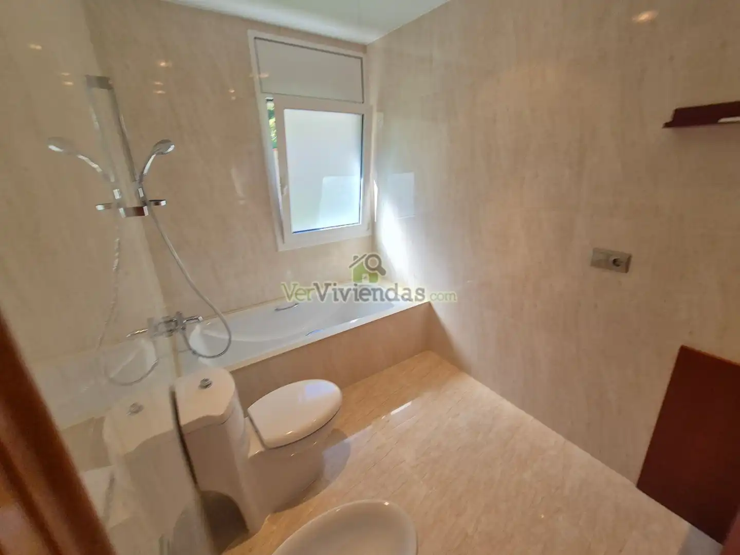 Baño de Casa o chalet en venta en Vallirana con Aire acondicionado, Calefacción y Jardín privado