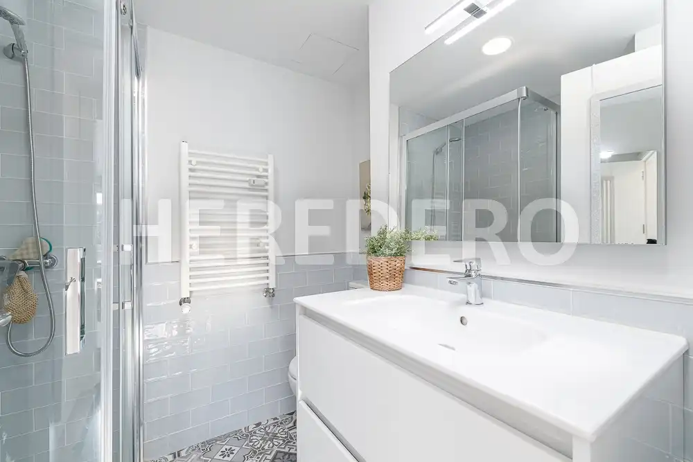 Badezimmer von Wohnung zum Verkauf in Vigo  mit Heizung und Parkett