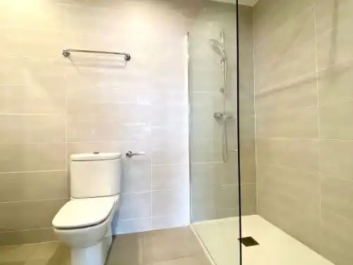 Badezimmer von Wohnung zum Verkauf in Barcelona mit Klimaanlage, Heizung und Parkett