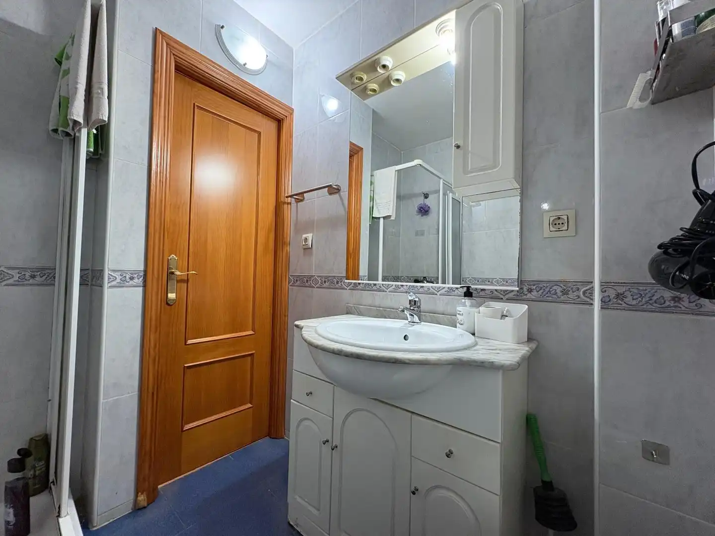Bathroom of Flat for sale in Sevilla  with Air Conditioner, Terrace and Storage room