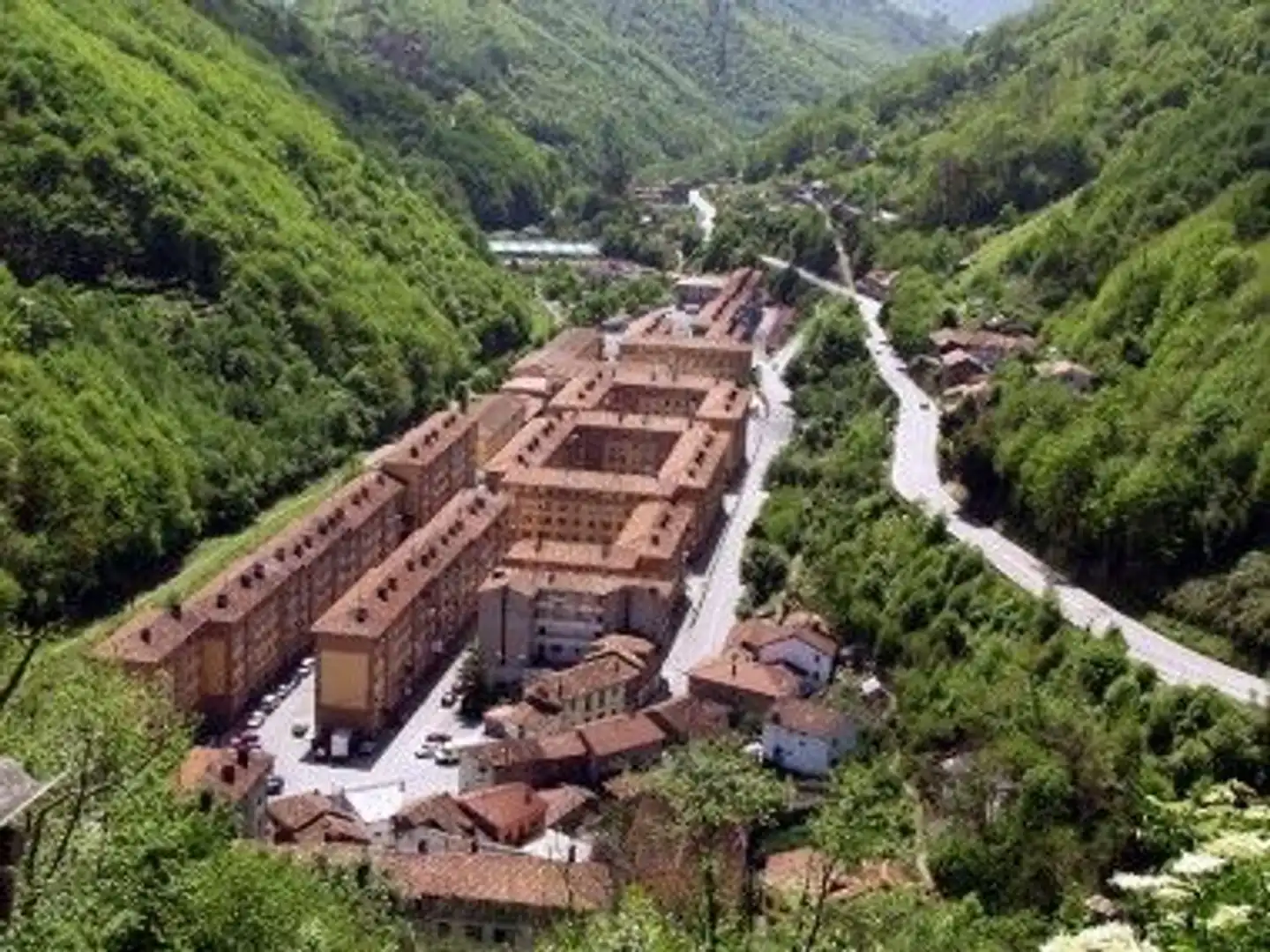 Vista exterior de Casa o xalet en venda en Mieres (Asturias) amb Piscina