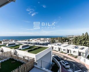 Vista exterior de Casa adosada en venda en Mijas amb Aire condicionat, Jardí privat i Terrassa