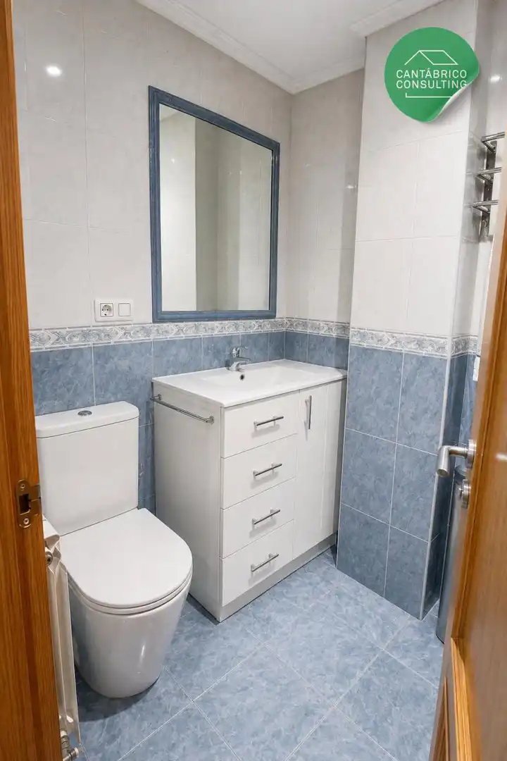 Bany de Pis en venda en Navia amb Calefacció, Parquet i Terrassa