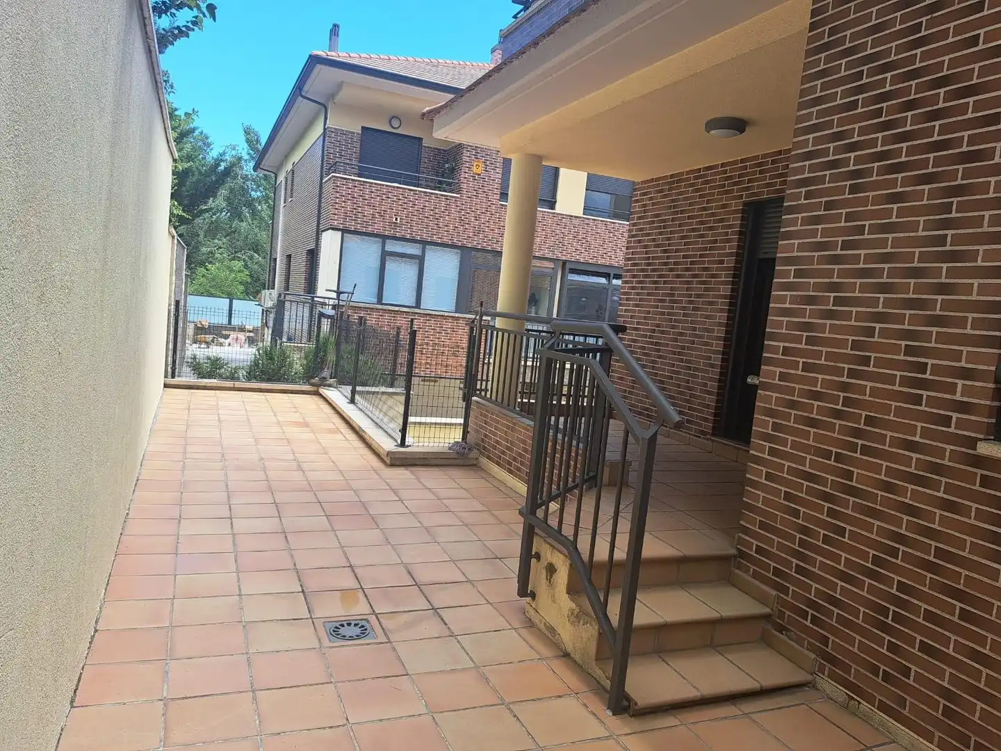 Terrasse von Einfamilien-Reihenhaus zum Verkauf in Valladolid mit Klimaanlage, Heizung und Privatgarten
