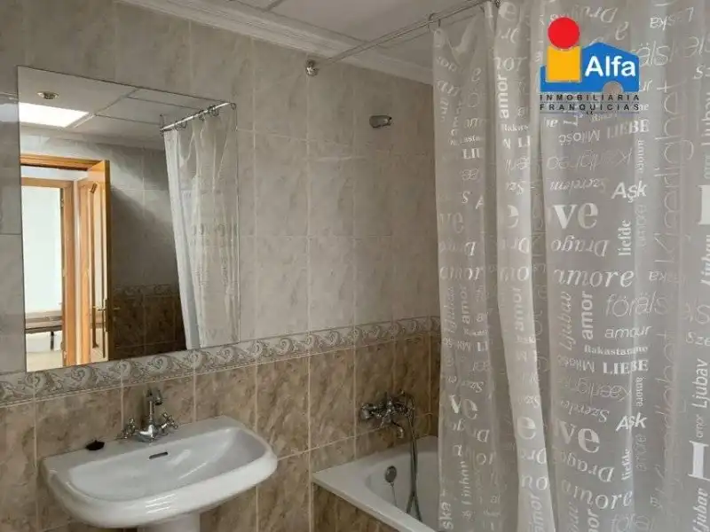 Baño de Dúplex de alquiler en Cáceres con Aire acondicionado y Calefacción