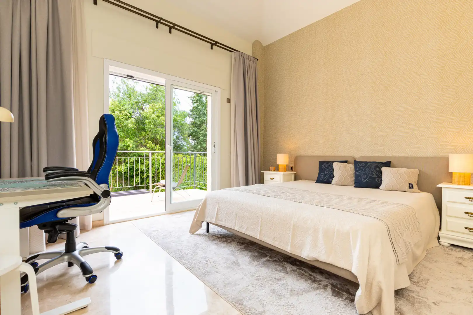 Dormitori de Casa o xalet en venda en Marbella amb Aire condicionat, Jardí privat i Terrassa