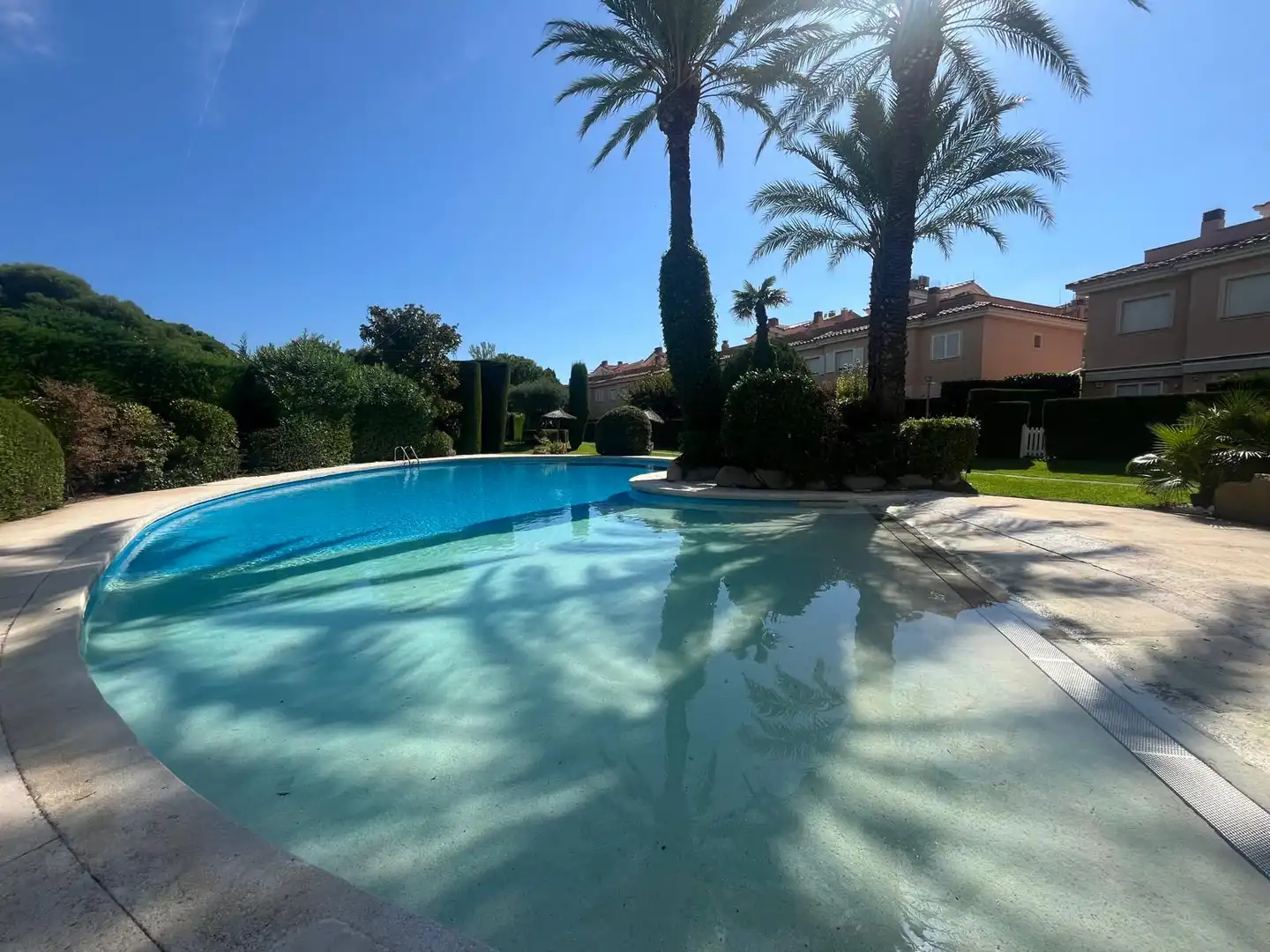 Piscina de Casa adosada en venta en Castell d'Aro, Platja d'Aro i s'Agaró con Jardín privado, Terraza y Amueblado