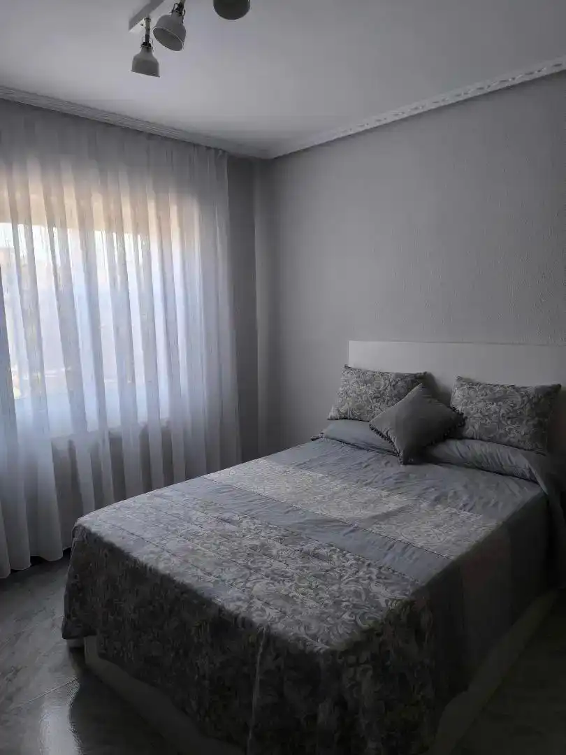 Dormitori de Casa adosada en venda en Baltanás amb Parquet, Traster i Moblat