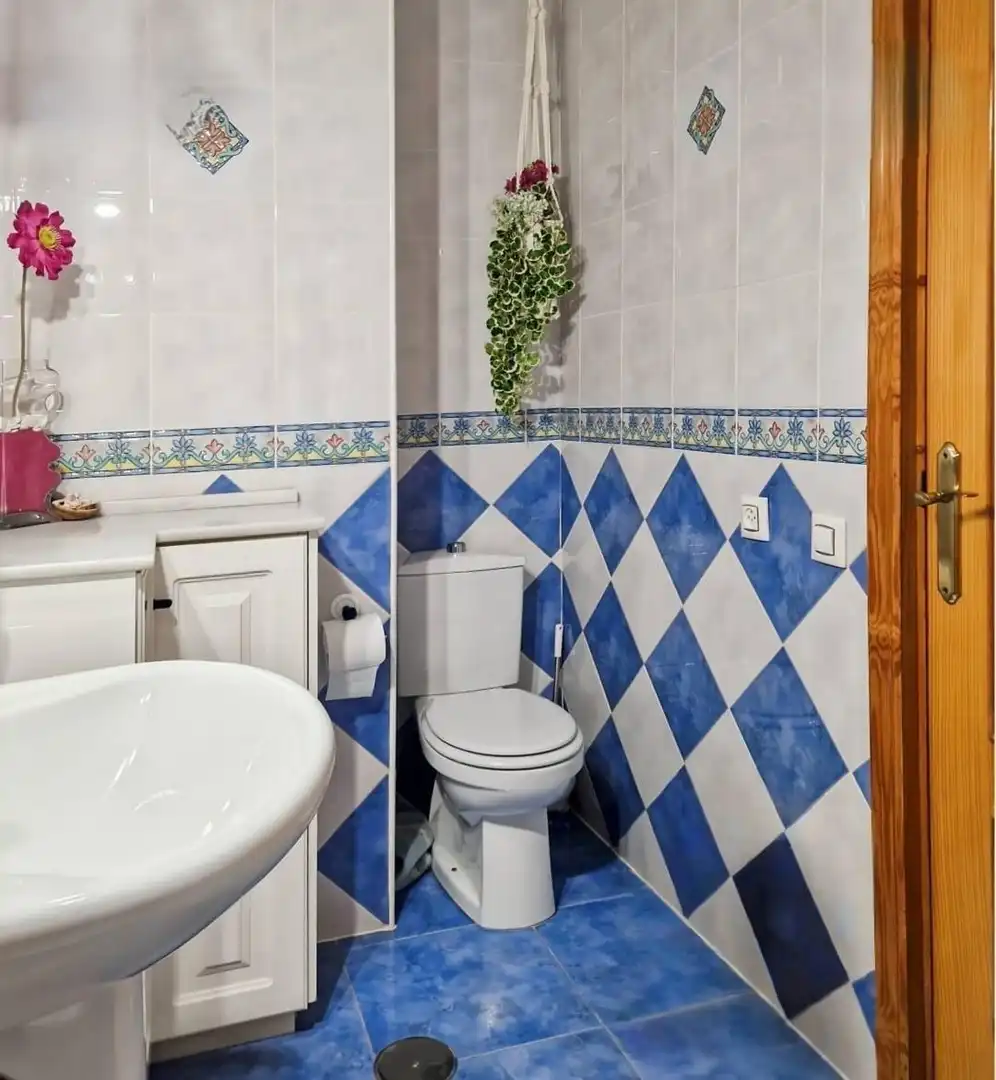 Bathroom of Flat for sale in Sevilla  with Air Conditioner and Storage room