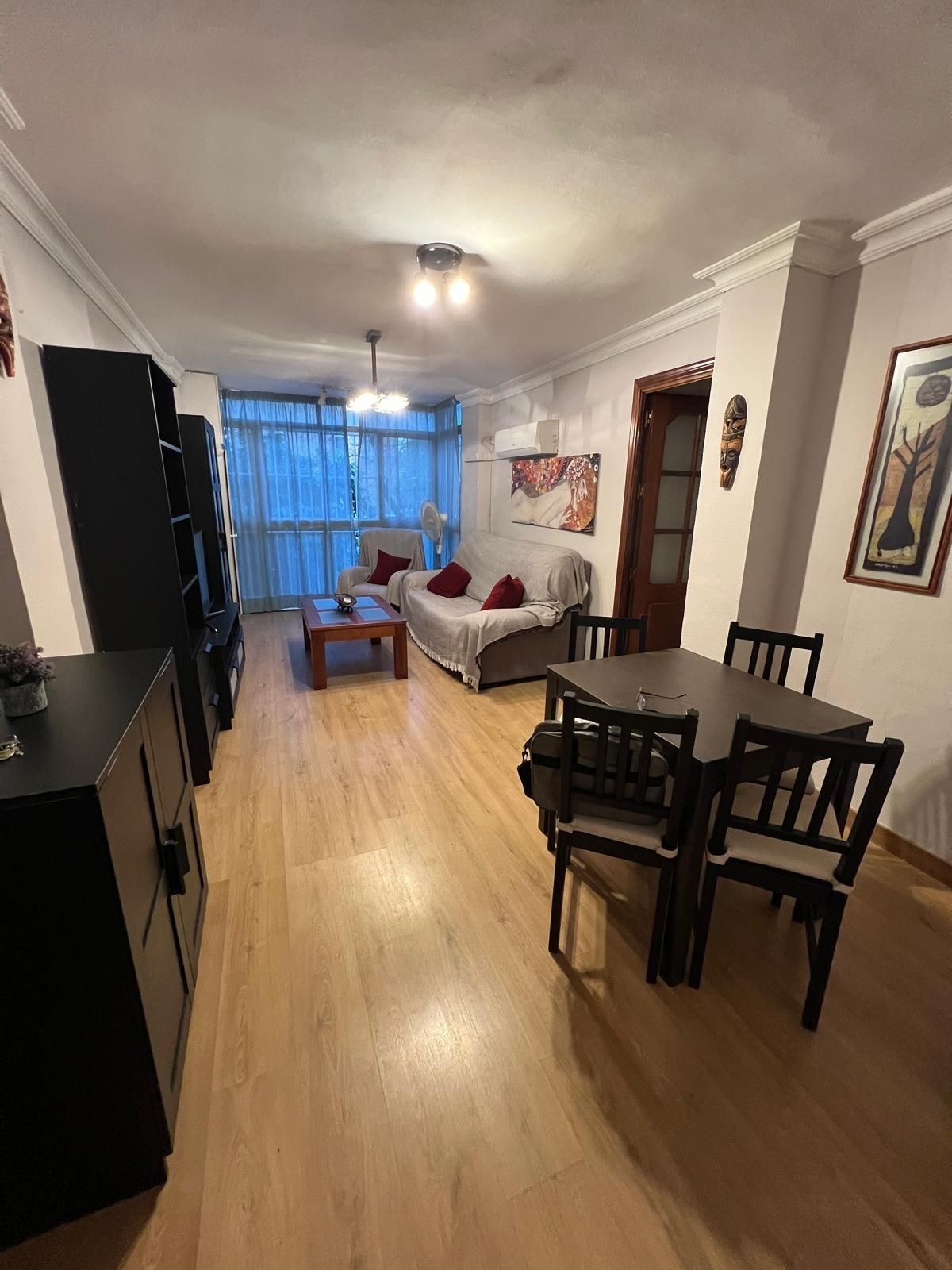 Sala d'estar de Pis de lloguer en  Sevilla Capital amb Aire condicionat i Moblat