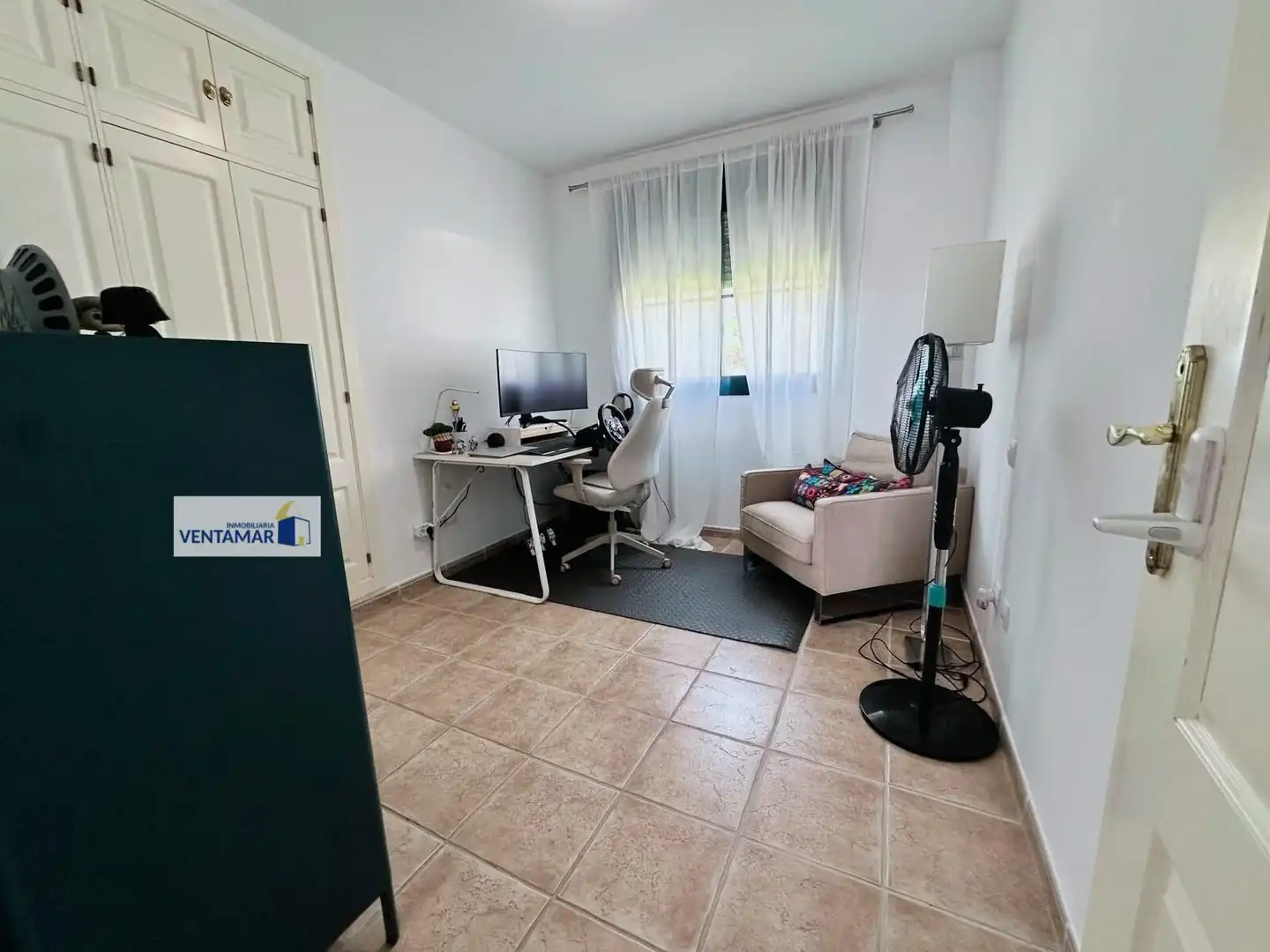 Schlafzimmer von Erdgeschoss zum Verkauf in La Alcaidesa mit Klimaanlage, Heizung und Privatgarten