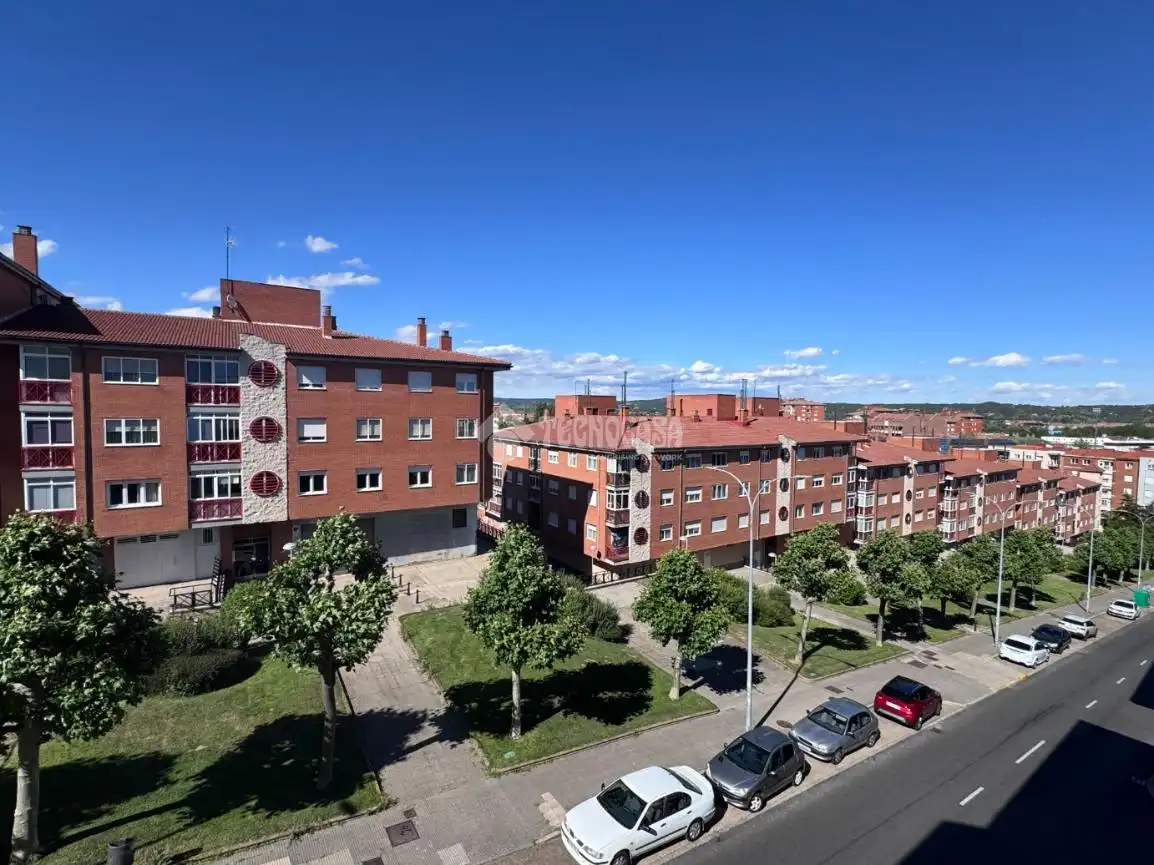 Vista exterior de Piso en venta en León Capital  con Calefacción, Parquet y Terraza