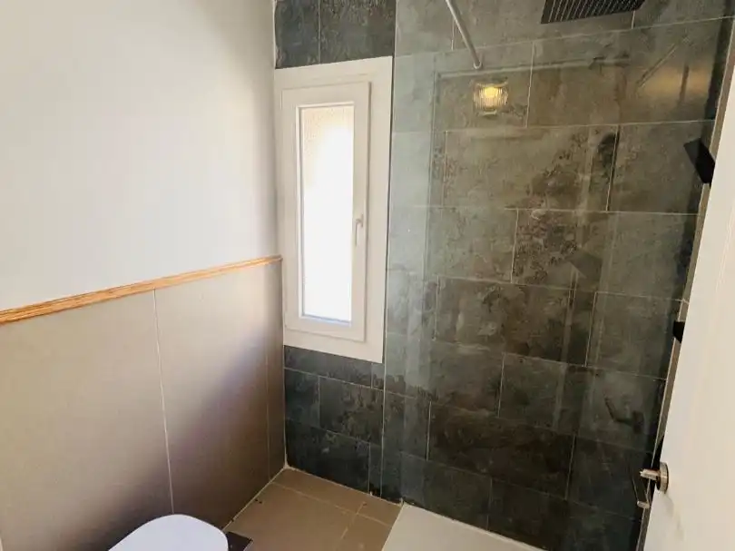 Baño de Piso en venta en Segovia con Aire acondicionado, Calefacción y Jardín privado