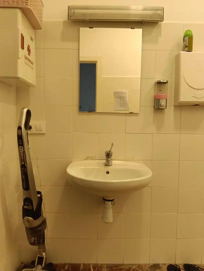 Badezimmer von Geschaftsraum zur Miete in Granada mit Klimaanlage