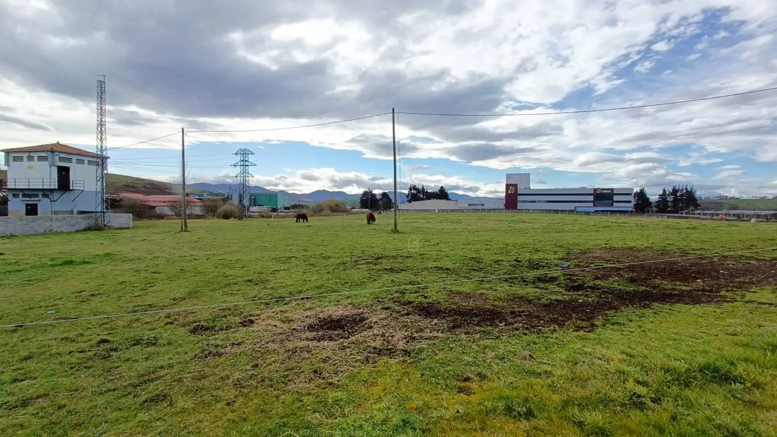 Fabrikhallen zum Verkauf in Tineo