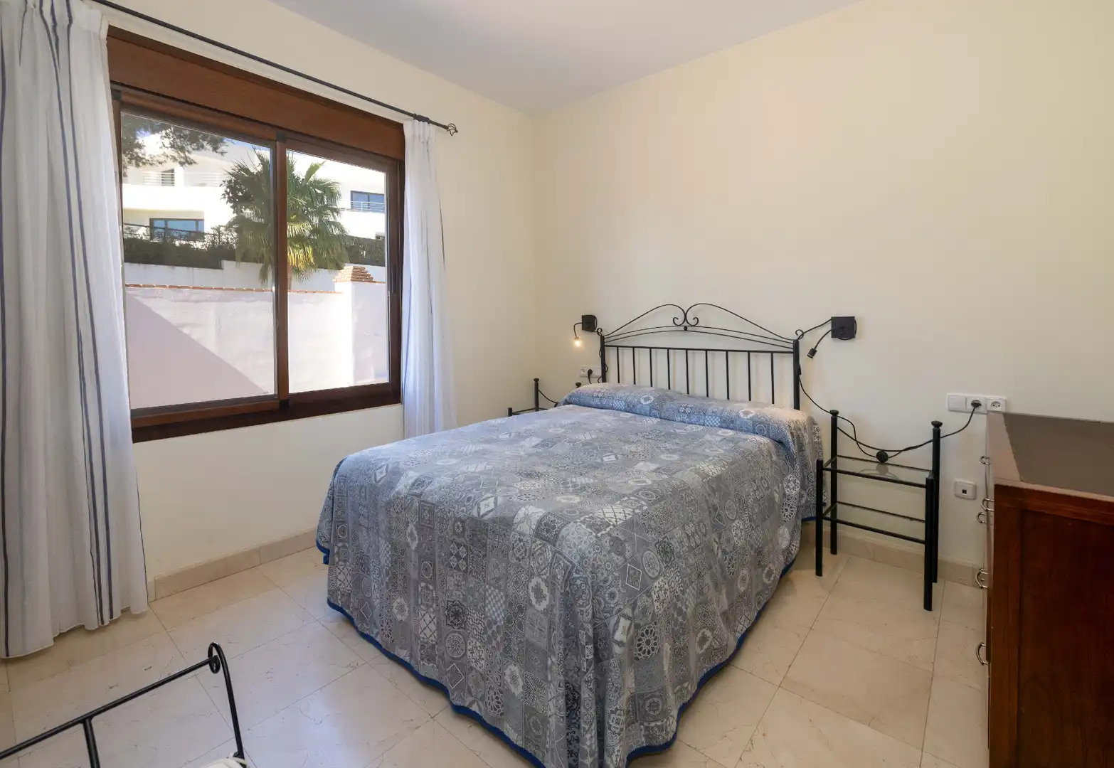 Dormitori de Casa o xalet en venda en Marbella amb Aire condicionat, Jardí privat i Terrassa
