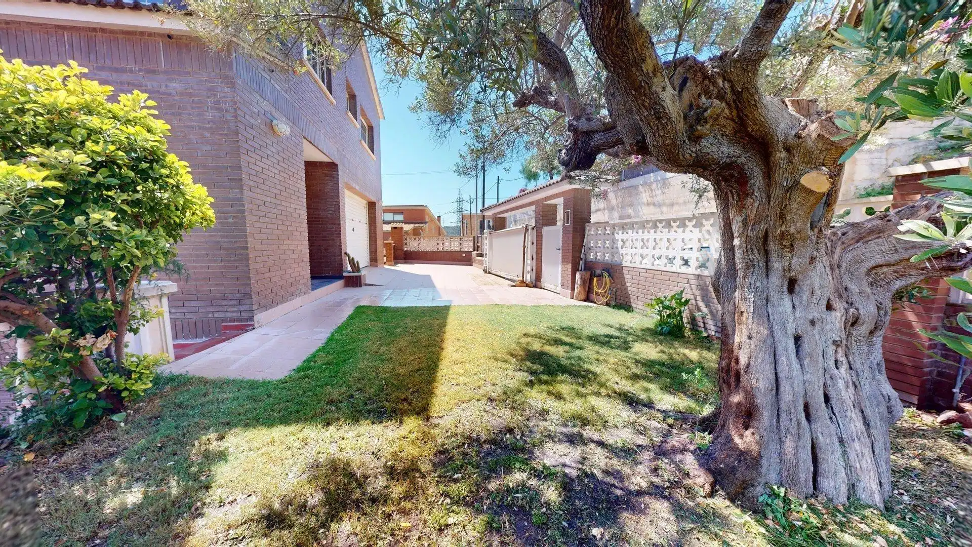 Jardí de Casa o xalet en venda en Sant Boi de Llobregat amb Aire condicionat, Calefacció i Jardí privat