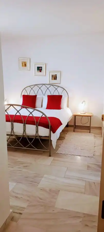 Dormitori de Apartament de lloguer en Marbella amb Calefacció, Jardí privat i Moblat