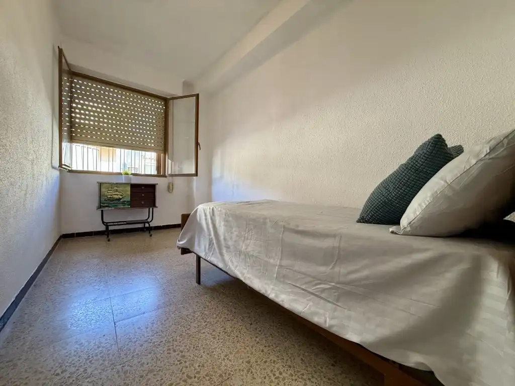 Schlafzimmer von Wohnung zum Verkauf in Benicasim / Benicàssim mit Waschmaschine und Balkon