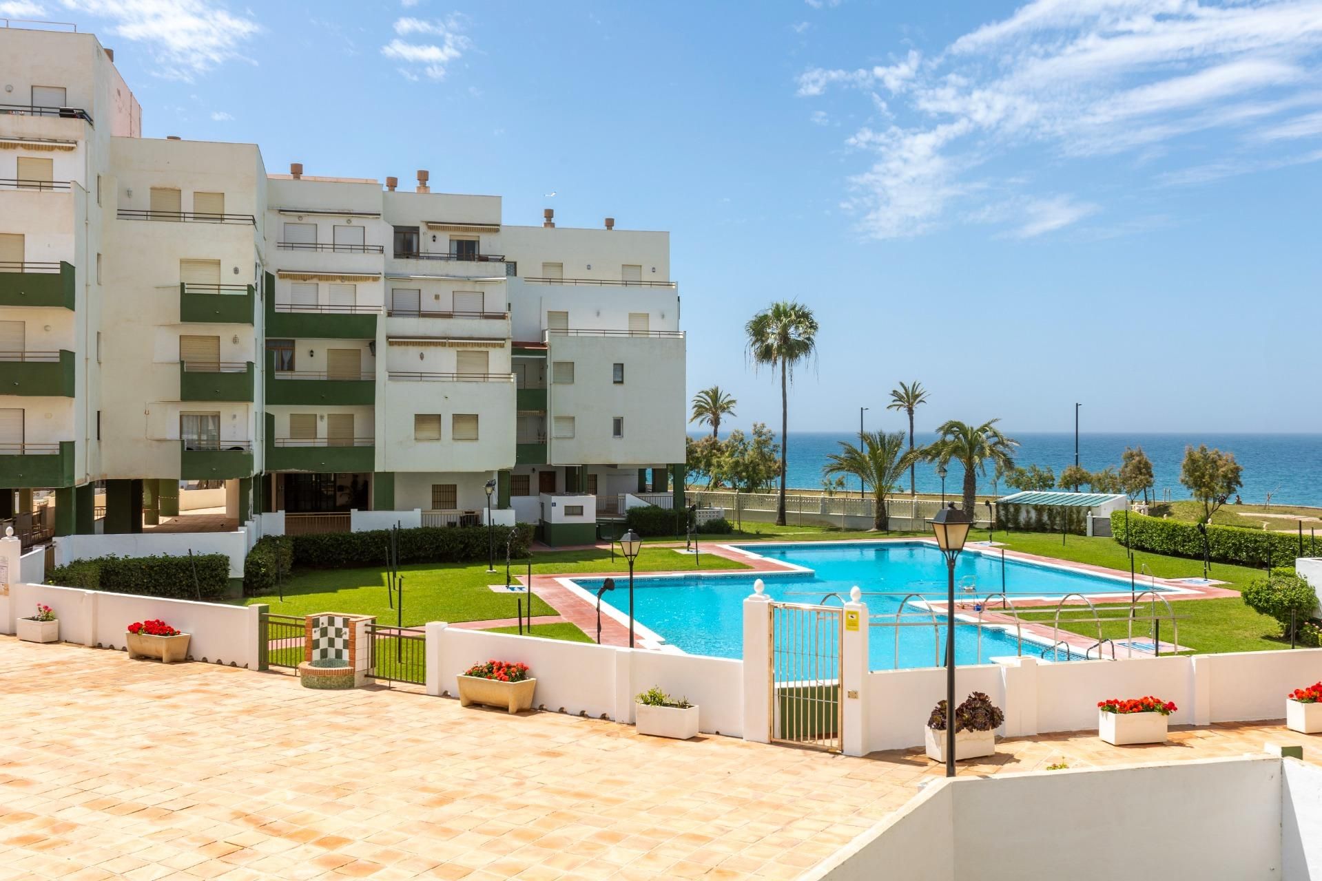 Vista exterior de Dúplex en venda en Salobreña amb Jardí privat, Terrassa i Moblat