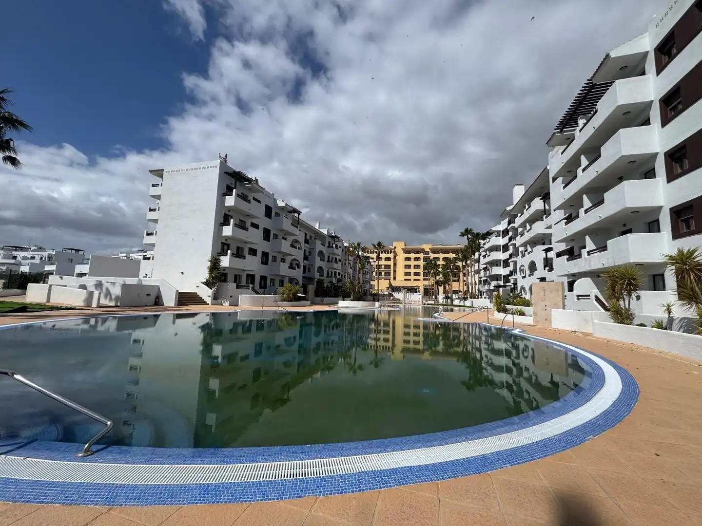 Schwimmbecken von Wohnung zum Verkauf in Los Alcázares mit Klimaanlage, Privatgarten und Terrasse