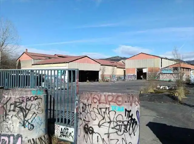 Vista exterior de Nave industrial en venta en Oviedo 