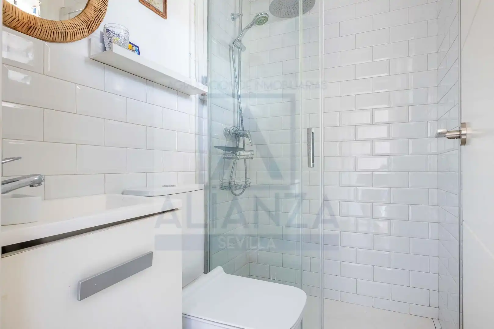 Badezimmer von Einfamilien-Reihenhaus zum Verkauf in Mairena del Aljarafe mit Klimaanlage und Privatgarten