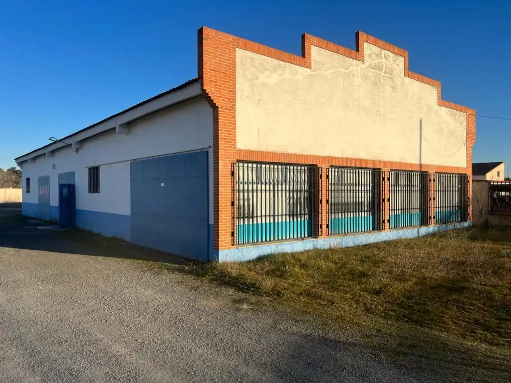 Vista exterior de Nave industrial en venta en Nava de la Asunción
