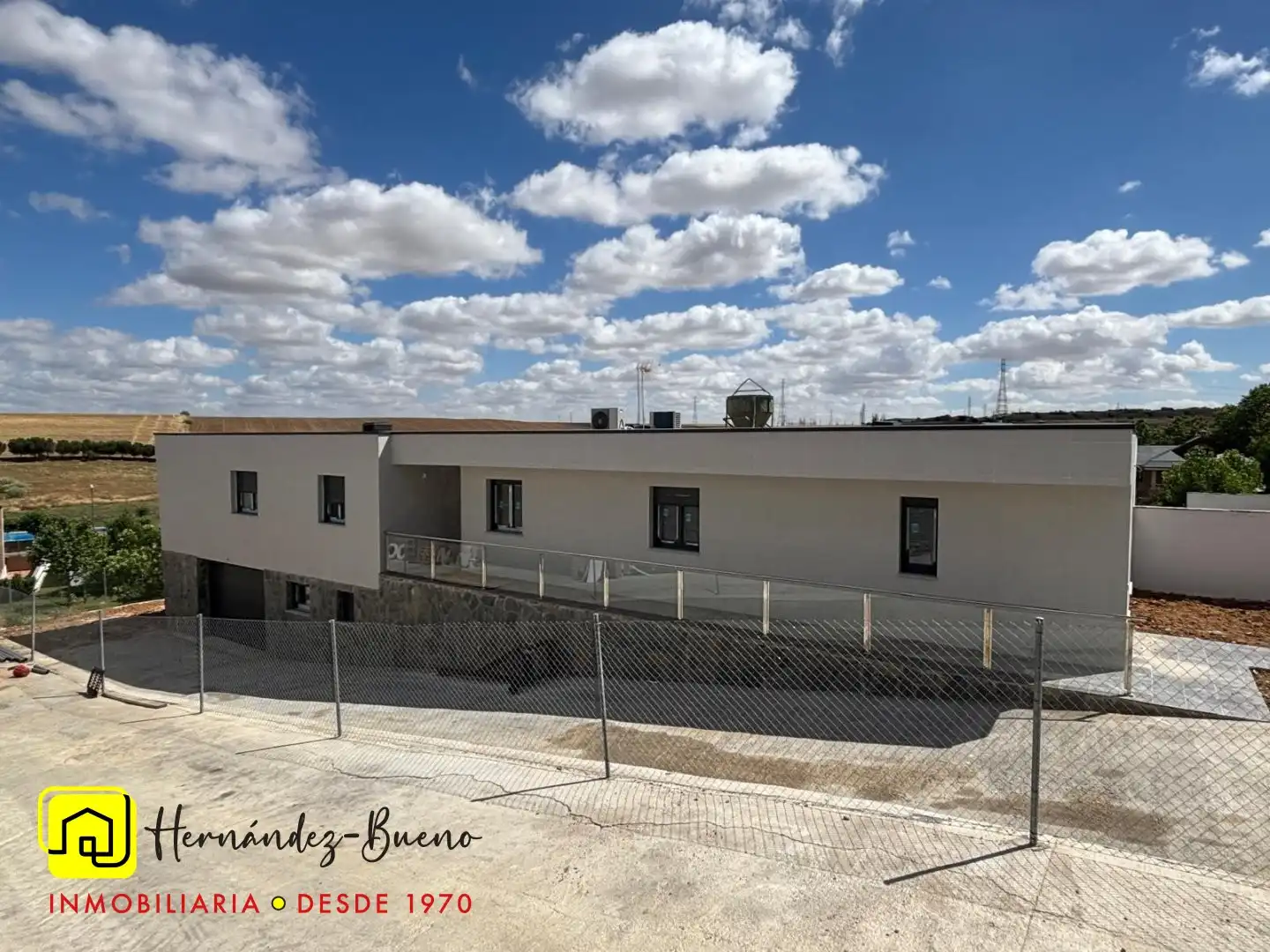 Vista exterior de Casa adosada en venda en Villamayor amb Calefacció