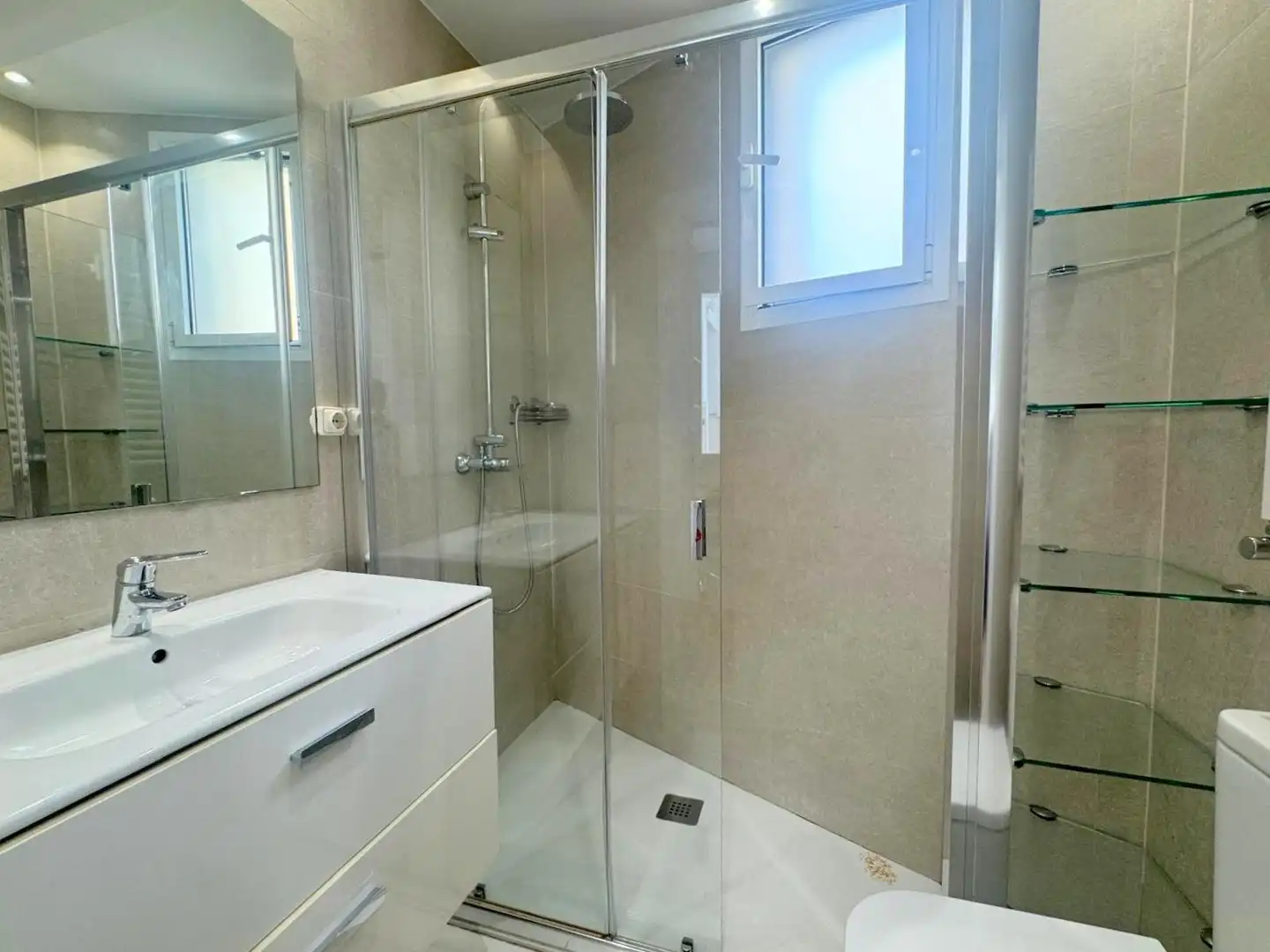 Badezimmer von Wohnung zur Miete in Madrid mit Klimaanlage, Heizung und Möbliert