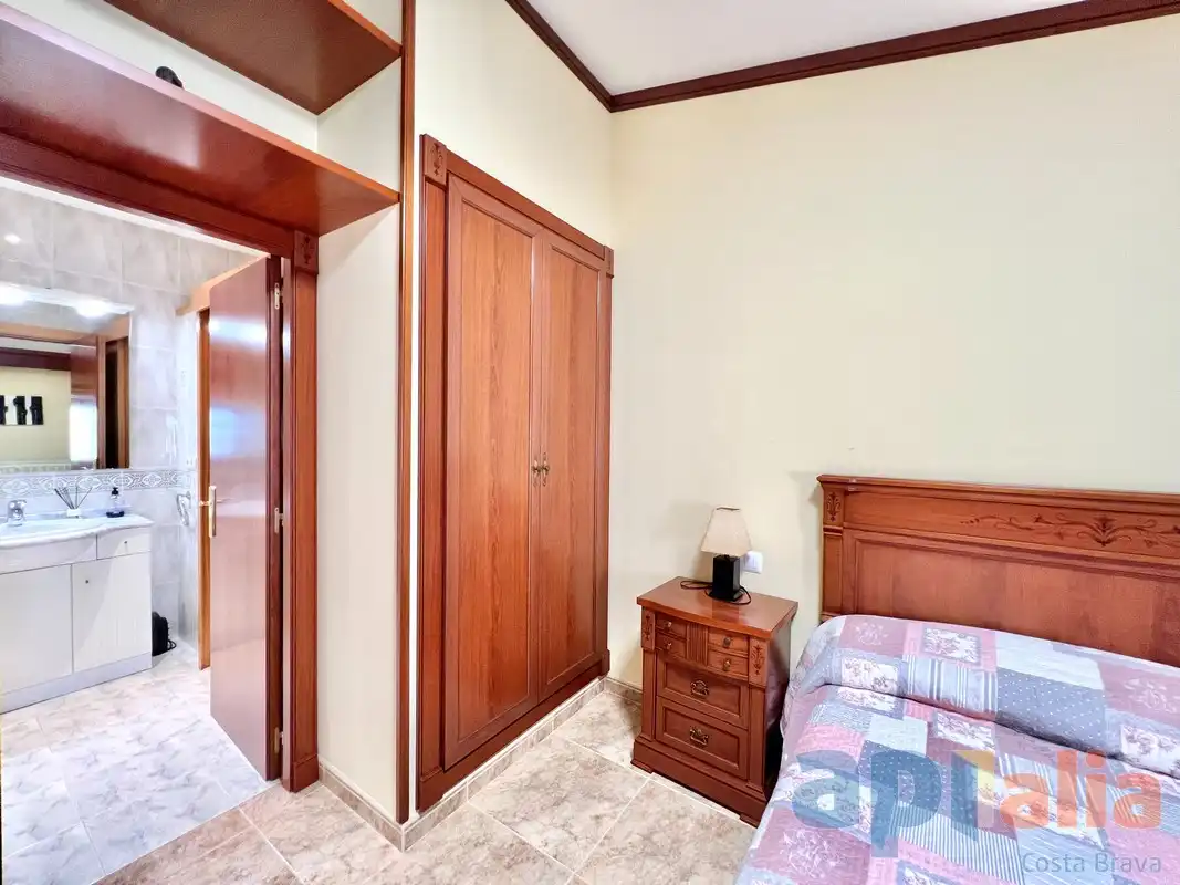 Schlafzimmer von Einfamilien-Reihenhaus zum Verkauf in Palamós mit Klimaanlage, Heizung und Terrasse